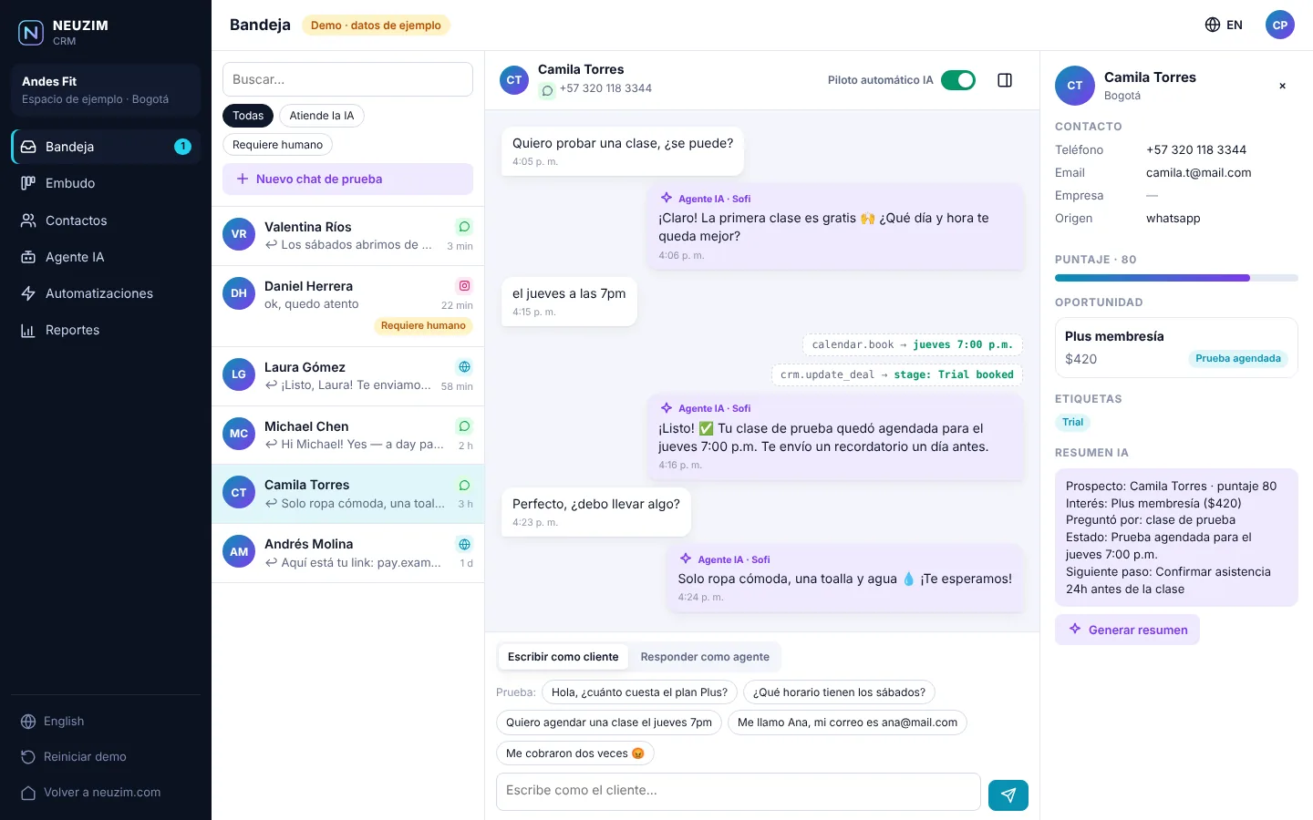 Bandeja de NEUZIM CRM: una conversación de WhatsApp respondida por el agente IA, con el contacto, la oportunidad y el puntaje actualizándose a la derecha